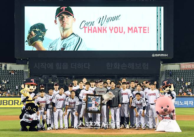 LG 코엔 윈(가운데)이 28일 잠실구장에서 열린 2025 KBO리그 한화와 경기 후 진행된 고별식에서 동료들과 기념촬영을 하고 있다. 에르난데스의 대체 외국인선수로 6주간 활약한 코엔 윈은 이날 마지막 선발 등판을 했다. 코엔 윈은 5경기 1승 1패 평균자책점 7.04의 기록을 남겼다. 잠실 | 박진업 기자 upandup@sportsseoul.com