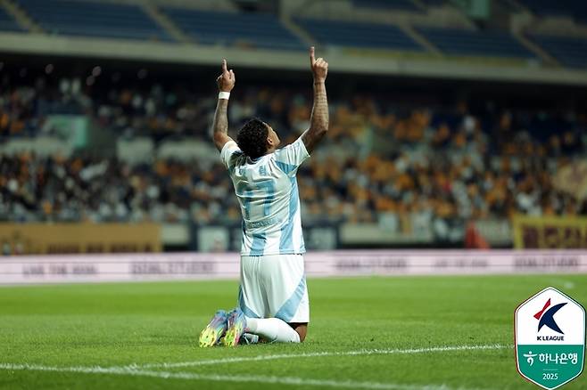 울산HD 브라질 골잡이 에릭이 지난 28일 광주월드컵경기장에서 열린 광주FC와 ‘하나은행 K리그1 2015’ 16라운드 원정에서 후반 교체로 들어가 동점골을 넣은 뒤 세리머니하고 있다. 사진 | 한국프로축구연맹