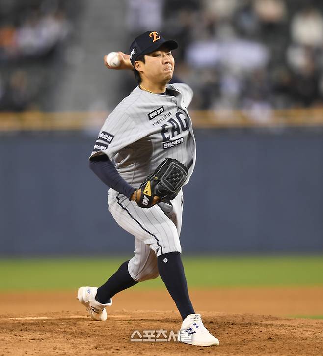 두산 투수 김범수가 10일 잠실구장에서 열린 2025 KBO 리그 한화와 경기 8회 역투하고 있다. 잠실 | 최승섭기자 thunder@sportsseoul.com