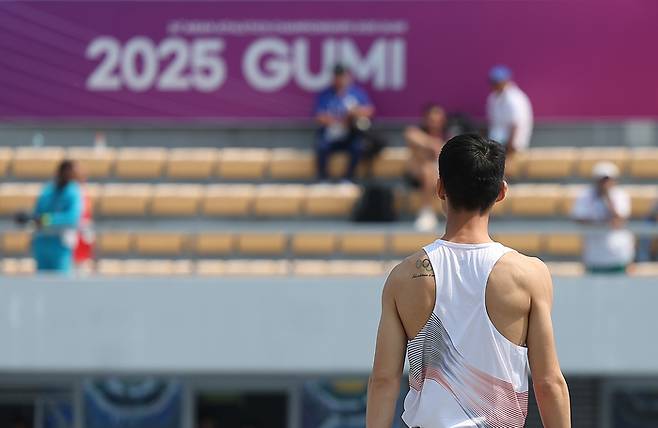 우상혁(용인시청)이 27일 경북 구미시민운동장에서 열린 2025 구미 아시아육상선수권대회 높이뛰기 예선 2m15 1차시기 점프에 성공하고 관중을 바라보고 있다. 사진 | 구미=연합뉴스