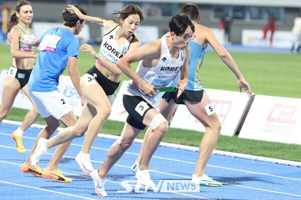 27일 경북 구미시민운동장에서 열린 2025 구미아시아육상선수권대회 혼성 1600m 계주 결선에 출전한 한국 계주 대표팀이 바톤 터치를 하고 있다. 사진┃강명호 기자