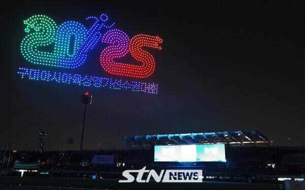 27일 구미시민운동장에서 열린 2025 구미아시아육상선수권대회 개회식에서 드론 쇼가 펼쳐지고 있다. 사진┃강명호 기자