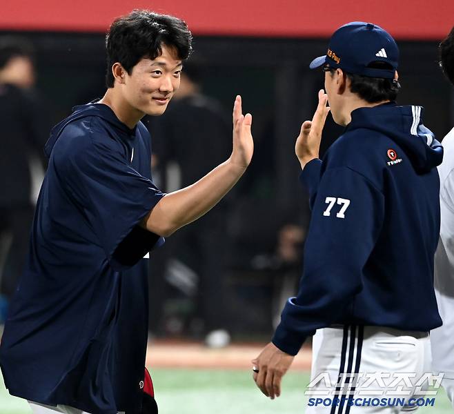 28일 수원KT위즈파크에서 열린 두산과 KT의 경기, 두산이 12대3으로 승리했다. 프로 데뷔 첫 승을 따낸 최민석이 이승엽 감독과 기쁨을 나누고 있다. 수원=허상욱 기자wook@sportschosun.com/2025.05.28/