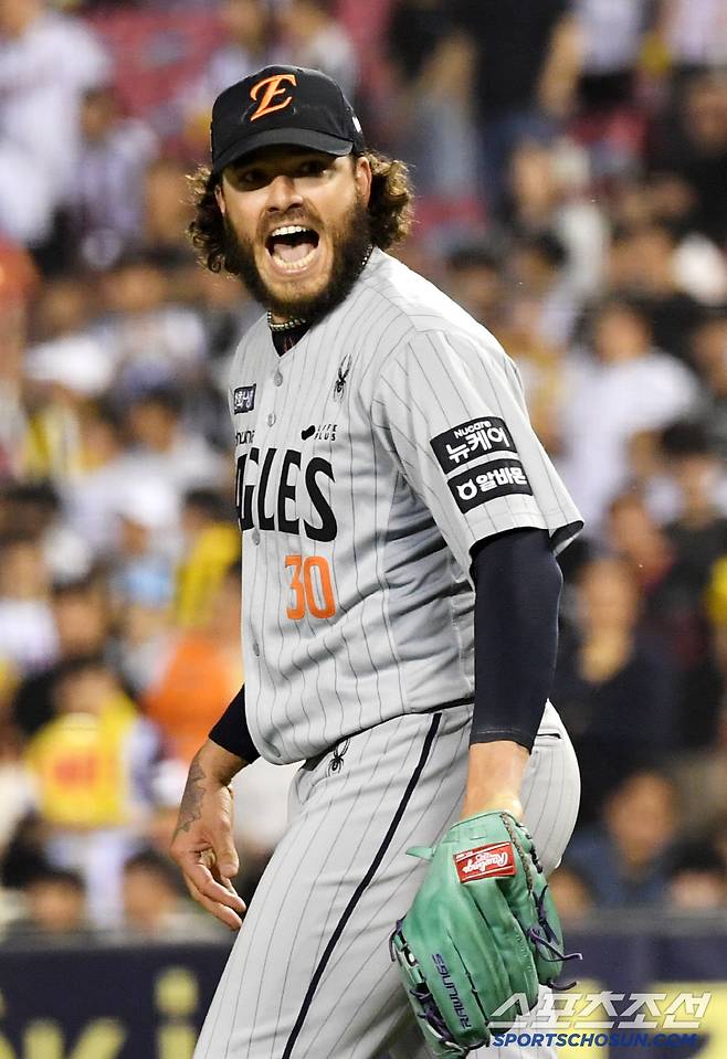 28일 잠실구장에서 열린 LG 트윈스와 한화 이글스의 경기. 7회말 1사 2,3루 LG 오지환을 삼진 처리한 한화 폰세가 포효하고 있다. 잠실=박재만 기자 pjm@sportschosun.com/2025.05.28/