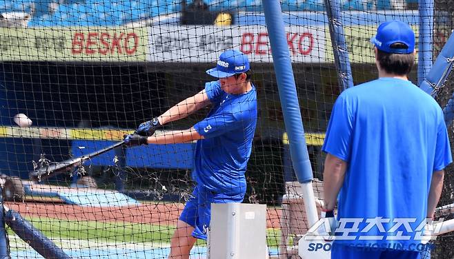 27일 대구 라이온즈파크. 삼성 박진만 감독이 강민호와 구자욱을 위해 40여 분간 200개가 넘는 베팅볼을 던졌다. 구자욱의 타격 모습을 강민호가 지켜보고 있다. 대구=정재근 기자 cjg@sportschosun.com/2025.5.27/