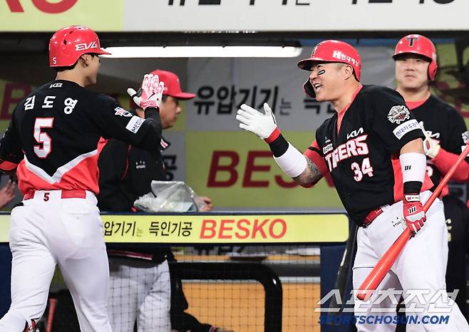 24일 대구 삼성라이온즈파크에서 열린 KBO리그 삼성과 KIA의 경기. 7회 KIA 김도영이 삼성 김태훈을 상대로 솔로홈런을 날렸다. 최형우와 하이파이브 나누는 김도영. 대구=송정헌 기자songs@sportschosun.com/2025.05.24/