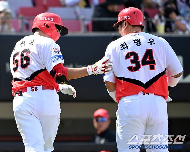 18일 광주KIA챔피언스필드에서 열린 두산과 KIA의 경기, 4회초 무사 1루 KIA 오선우가 역전 2점홈런을 치고  기쁨을 나누고 있다. 광주=허상욱 기자wook@sportschosun.com/2025.05.18/