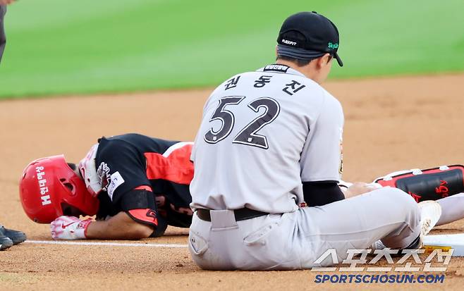 22일 수원KT위즈파크에서 열린 KIA와 KT의 경기,  1회초 1사 2루 KIA 김도영이 적시타를 치고 3루로 뛰다 KT 3루수 권동진과 충돌해 고통스러워 하고 있다. 수원=허상욱 기자wook@sportschosun.com/2025.05.22/