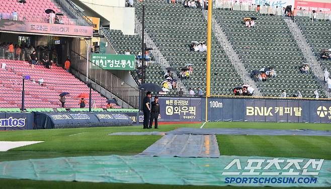 29일 잠실야구장에서 한화와 LG의 경기가 예정된 가운데 그라운드에 비가 내려 방수포가 설치되고 있다. 잠실=허상욱 기자wook@sportschosun.com/2025.05.29/