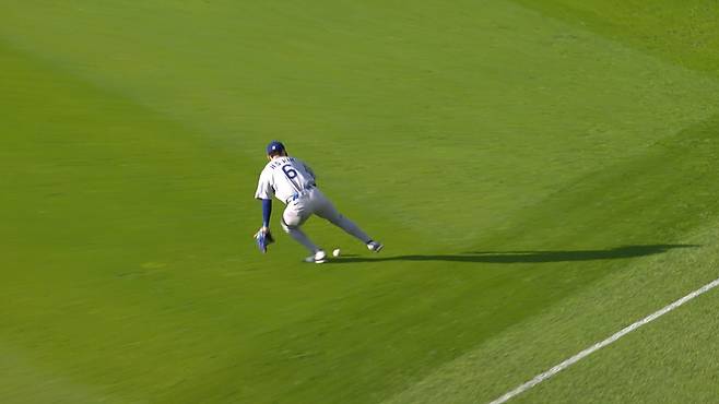김혜성이 지난 27일(한국시각) 클리블랜드전에서  2-1로 앞선 4회말 1사후 카일 만자르도의 강습 타구를 잡지 못하고 뒤로 빠트린 뒤 쫓아가 다시 잡고 있다. 사진=MLB.TV 캡처