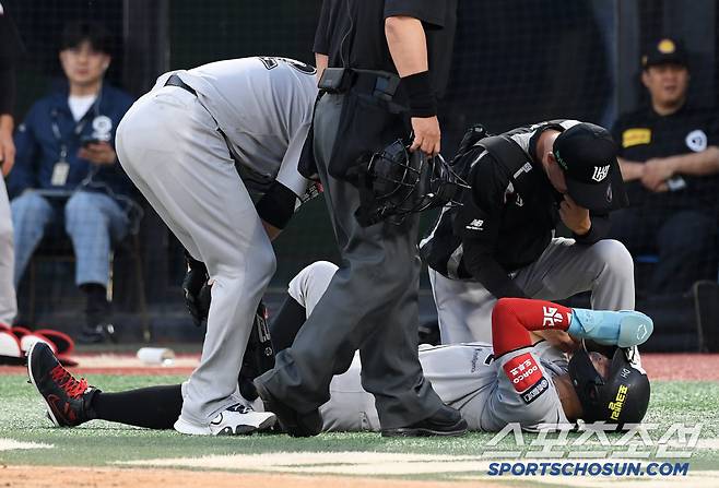 29일 수원KT위즈파크에서 열린 KBO리그 KT 위즈와 두산 베어스의 경기. 3회말 2사 1,2루 KT 로하스 적시 타 때 득점한 황재균이 다리 통증을 호소하고 있다. 수원=박재만 기자 pjm@sportschosun.com/2025.05.29/
