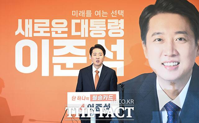 이준석 개혁신당 대선 후보가 29일 오전 서울 여의도 국회에서 기자회견을 열고 취재진의 질문에 답하고 있다. /국회=박헌우 기자