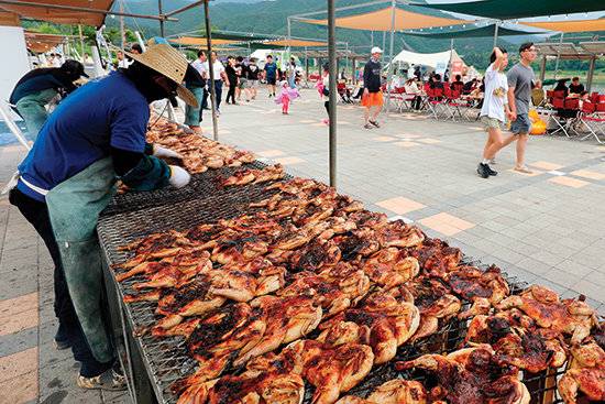 지난해 한 지역 축제에서 더본코리아가 선보인 바비큐 음식. 더본코리아는 지역 축제 독점 논란도 일고 있다.