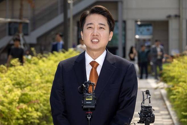 이준석 개혁신당 대선 후보가 29일 경기도 화성시 동탄9동 행정복지센터에 마련된 투표소에서 투표를 마친 후 백브리핑하고 있다. 연합뉴스