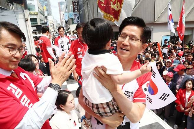 김문수 국민의힘 대선 후보가 29일 인천 부평구 부평문화의거리에서 열린 유세에서 아이를 안고 있다. 연합뉴스