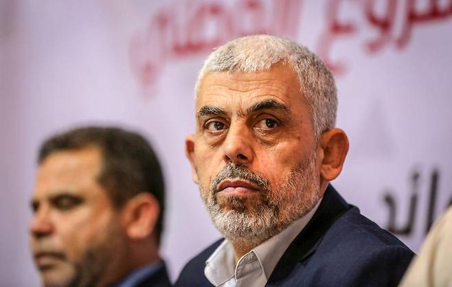 2017년 촬영된 야히야 신와르의 생전 모습. 무함마드 신와르는 야히야의 동생이다