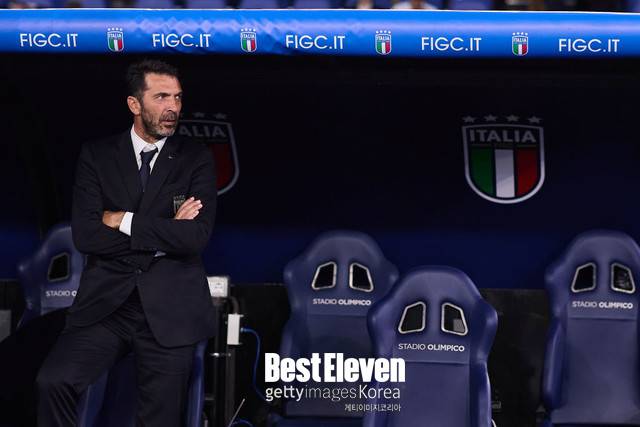 이탈리아 대표팀 벤치 앞에 선 잔루이지 부폰&nbsp;(사진=Getty Images)