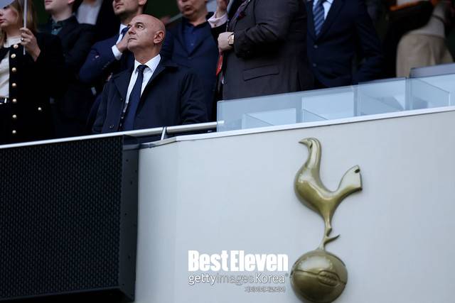다니엘 레비 토트넘 홋스퍼 회장이&nbsp; 피치 위를 바라보고 있다&nbsp;(사진=Getty Images)