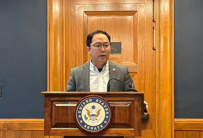 앤디 김 민주당 상원의원이 28일 의회에서 기자 간담회를 하고 있다. /워싱턴=김은중 특파원