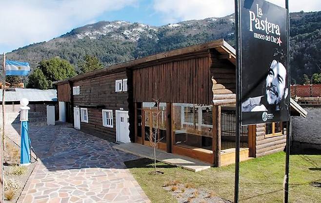 아르헨티나 체 게바라 박물관 입구에 게바라의 얼굴이 인쇄된 간판이 서 있다. 아르헨티나 정부는 자국 출신 공산주의 지도자 게바라를 조명하는 이 박물관을 사실상 폐쇄하기로 했다. 강경 우파 하비에르 밀레이 대통령이 좌파의 영웅으로 추앙받는 게바라의 흔적 지우기에 나섰다는 분석이 나온다. /체 게바라 박물관