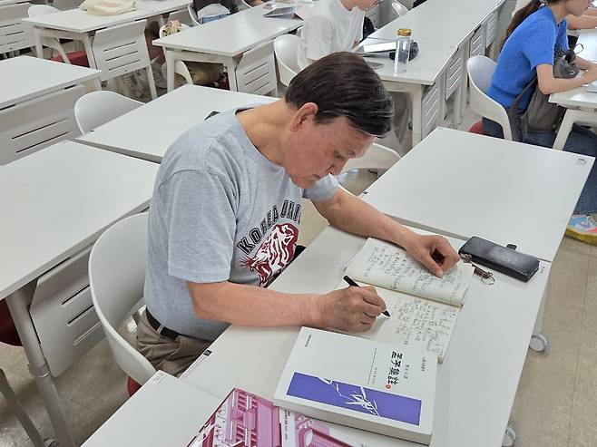 21일 서울 성북구 고려대학교 서관의 한 강의실에서 김효전(88)씨가 '맹자읽기' 수업을 듣고 있다. /김혜민 기자