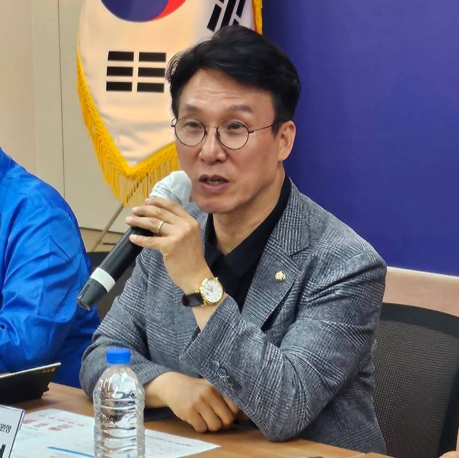 김민석 더불어민주당 상임공동선대위원장 겸 수석최고위원이 27일 대구 중구 삼덕동 민주당 대구시당에서 열린 대경ICT산업협회 기업인 간담회에서 발언하고 있다./뉴스1