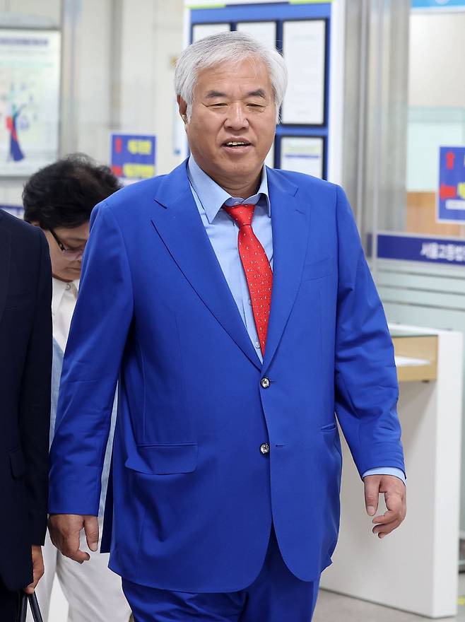 전광훈 사랑제일교회 목사가 29일 오전 서울 서초구 서울고등법원에서 열리는 공직선거법 위반 관련 항소심 선고 공판에 출석하고 있다. /뉴시스