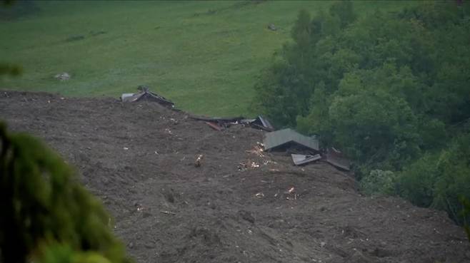 28일 스위스 블라텐에서 무너져 내린 빙하 더미에 파묻힌 마을./로이터 연합뉴스