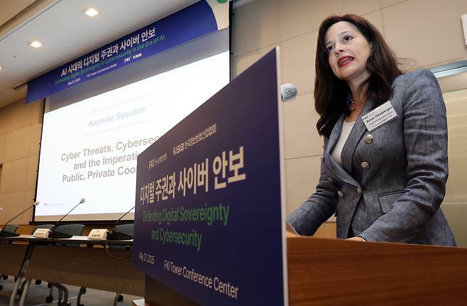 미국 백악관 국가안보회의(NSC) 사이버·신기술 담당 국가안보 부보좌관을 지낸 앤 뉴버거 스탠퍼드대 교수가 27일 서울 여의도 FKI타워에서 한국경제인협회와 한국정보보호산업협회 주최로 열린 '인공지능(AI) 시대의 디지털 주권과 사이버 안보'에서 기조강연을 하고 있다. /뉴스1