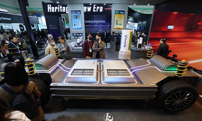 서울 강남구 코엑스에서 개막한 ‘인터배터리 2025’'에서 관람객이 전기차 배터리 모형을 살펴보고 있다./뉴스1 제공