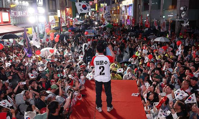 김문수 국민의힘 대통령 후보가 28일 오후 대구 중구 동성로를 찾아 지지를 호소하고 있다. /뉴스1