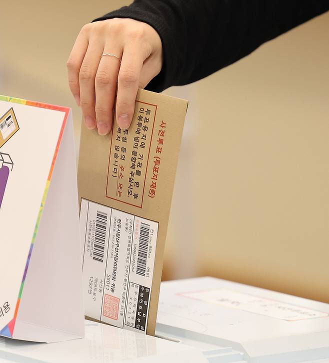 제21대 대통령선거 사전투표 첫 날인 29일 오전 서울 중구 명동주민센터에 마련된 투표소에서 유권자들이 소중한 한 표를 행사하고 있다./뉴스1 제공