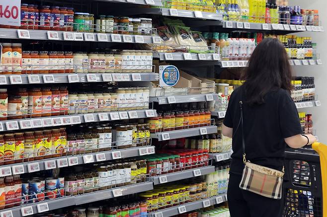 고물가가 이어지고 있는 서울 시내 대형마트에서 고객들이 물건을 고르고 있다./뉴스1