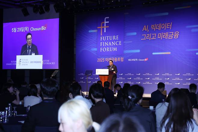 김영수 조선비즈 대표이사가 29일 서울 중구 웨스틴조선호텔에서 열린 '2025 미래금융포럼'에서 개회사를 하고 있다./조선비즈