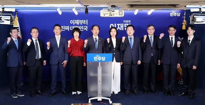 권오을 전 의원(왼쪽 다섯 번째) 등 이재명 대선후보 지지를 선언한 보수 출신 인사들이 지난 27일 오전 서울 여의도 중앙당사에서 이른바 '진짜보수 민주보수' 공동선언문을 발표한 뒤 구호를 외치고 있다. ⓒ뉴시스