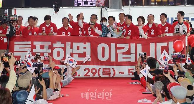 주호영 국민의힘 공동선거대책위원장이 28일 오후 대구 중구 아트스퀘어 앞에서 열린 "필승으로 이어질, 대구의 함성" 유세에서 김문수 대선 후보에 대한 지지를 호소하고 있다. ⓒ데일리안 방규현 기자