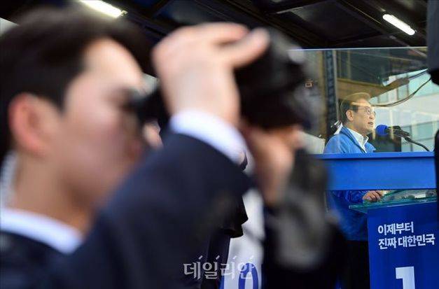 이재명 더불어민주당 대선 후보가 지난 24일 경기 안산시 안산문화광장 유세에 참석해 시민들의 지지를 호소하고 있다. ⓒ데일리안 홍금표 기자