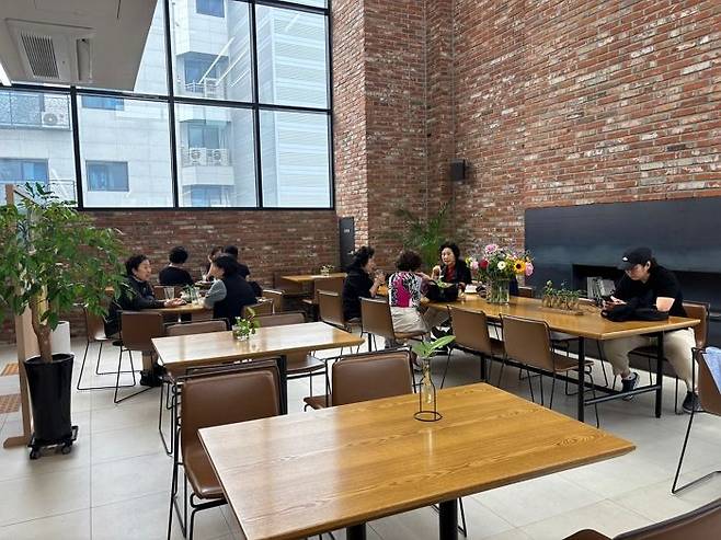 28일 서울 동작구 상도동 한강새마을금고 카페에서 이용객들이 대화를 나누고 있다.ⓒ데일리안 박상우 기자