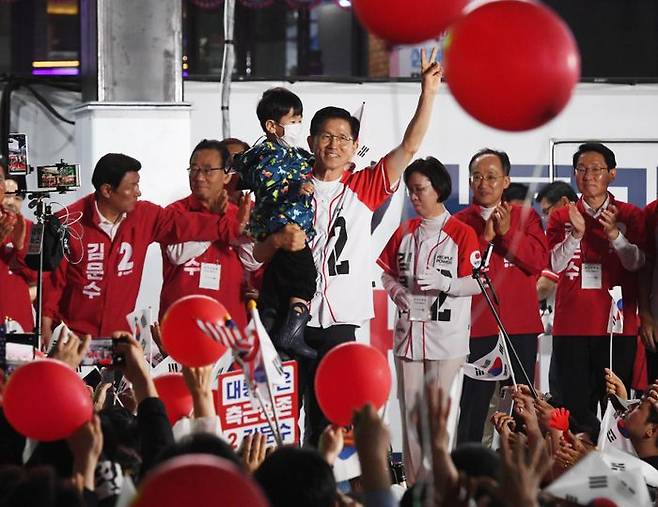 김문수 국민의힘 대선 후보가 28일 오후 대구 중구 아트스퀘어 앞에서 열린 "필승으로 이어질, 대구의 함성" 유세에서 지지를 호소하고 있다. ⓒ데일리안 방규현 기자