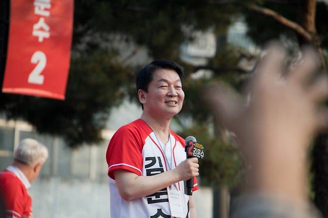 안철수 국민의힘 의원이 26일 오후 서울 도봉구 방학사거리에서 열린 노원·도봉·강북 김문수 국민의힘 대선 후보의 유세에 앞서 지지 연설을 하고 있다. ⓒ데일리안 방규현 기자