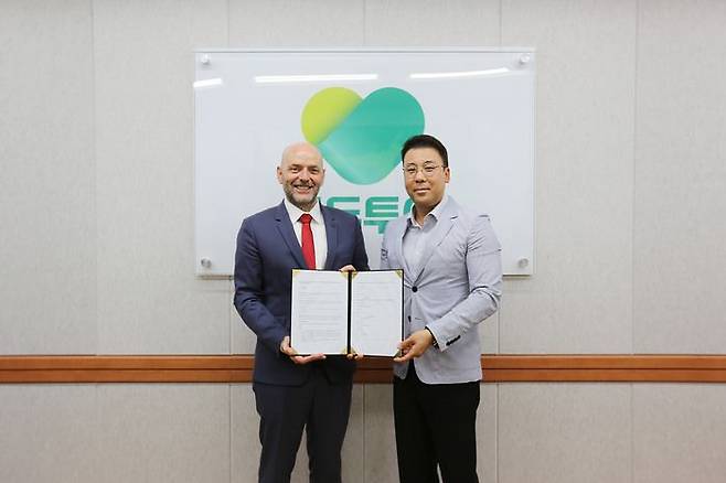 지난 9일 서울 중구 모두투어 본사에서 진행된 ‘SAF 파트너십 체결식’에서 우준열 모두투어 사장(오른쪽)과 보리스 다쏘 에어프랑스-KLM 한국·일본·뉴칼레도니아 지역 사장이 협약서에 서명한 후 기념 촬영을 하고 있다.ⓒ모두투어