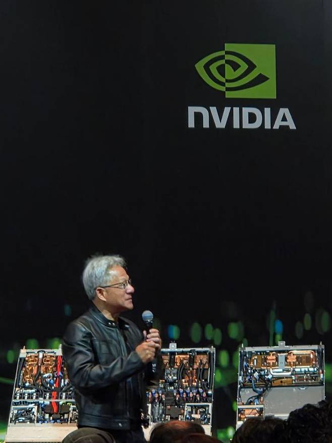 젠슨 황 CEO가 지난 21일(현지시간) 대만 타이베이 만다린 오리엔탈 호텔에서 글로벌 미디어를 대상으로 간담회를 진행하고 있다.ⓒ임채현 기자