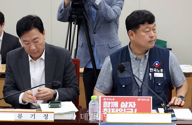 29일 세종시 정부세종청사에서 열린 최저임금위원회 제3차 전원회의에서 류기정 사용자 위원과 류기섭 근로자 위원의 시선이 엇갈리고 있다. ⓒ뉴시스
