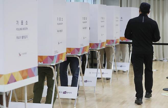 6·3 대통령 선거 사전투표 첫날인 29일 오전 인천 남동구 구월동 구월1동행정복지센터 2층 대강당에 마련된 사전투표소에서 유권자가 소중한 한 표를 행사하기 위해 이동하고 있다. 뉴시스