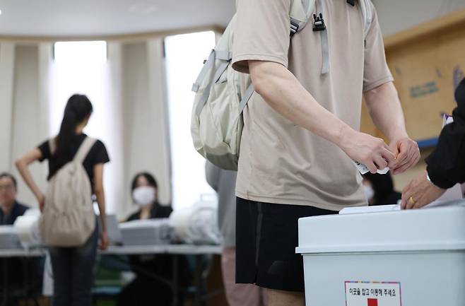 제21대 대통령선거 사전투표가 시간된 29일 서울 서대문구 구 신촌동주민센터에 마련된 사전투표소에서 대학생 유권자들이 투표를 하고 있다. 2025.05.29. [서울=뉴시스]