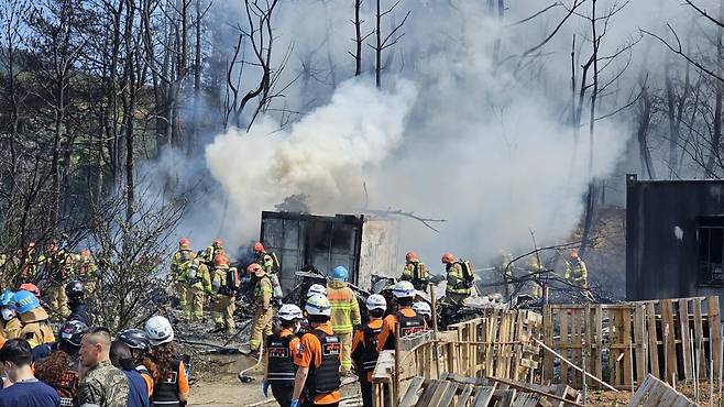 29일 오후 1시 35분쯤 경북 포항 남구 동해면 야산에 해군 해상 초계기 (P-3C)가 추락해 출동한 소방관이 진화작업을 벌이고 있다.  2025.5.29 (포항=뉴스1)