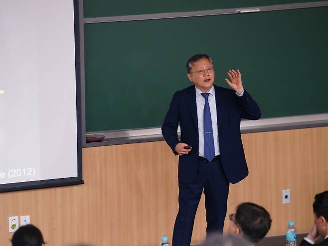 박홍근 미국 하버드대 화학생물학과·물리학과 교수가 9일 서울대에서 열린 자연과학 미래포럼 '자연과학의 현재를 되짚다'에서 발표하고 있다. 서울대 제공