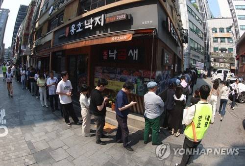 제21대 대통령 선거 사전투표 첫날인 29일 사전투표소가 설치된 서울 중구 소공동주민센터 주위로 유권자들이 투표를 위해 길게 줄지어 서 있다. [연합뉴스]