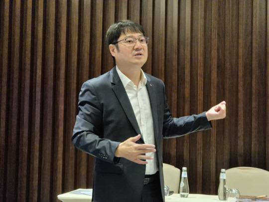 19일(현지시간)이광호 한국전력 중동지사 지사장이 모벤픽 호텔 앤 레지던스 리야드 호텔에서 한전 중동지역 사업현황을 발표하고 있다. [산업통상자원부 공동취재단]