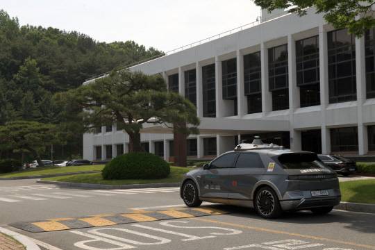 ETRI 자율주행 연구차량이 ETRI 행정동을 지나고 있다.